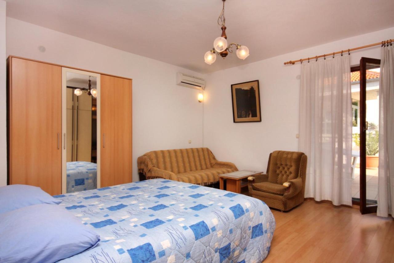 Apartments And Rooms With Parking Space Vrbnik, Krk - 5301 Exterior foto